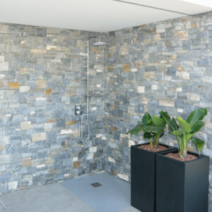 Dusche im Freien mit Quarzit Alpin Wandverblender