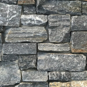 Quarzit Alpin Wandverblender auf Betonkern