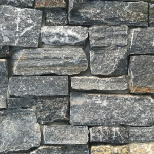 Quarzit Alpin Verblender auf Betonkern vergossen