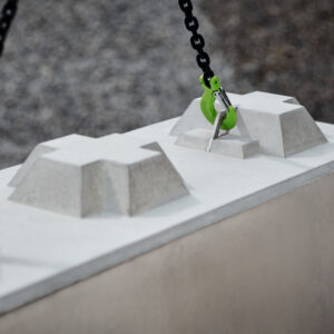 2 Laschen bei 2K Betonblock